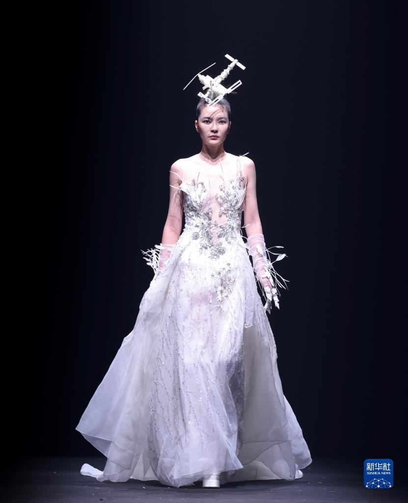 百万炸金花美女